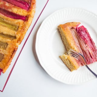 Rhubarb and Olive Oil upside-down Cake / mygutfeeling.eu